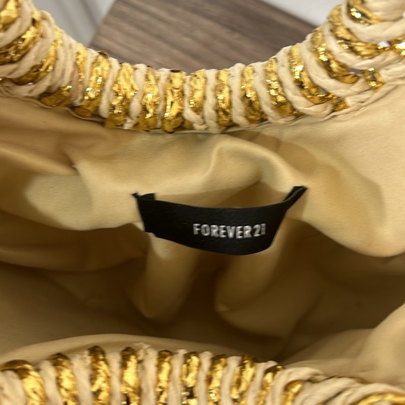 FOREVER 21 CLASSY HANDBAG BEACH BAG IN BEIGE AND GOLD - Picture 4 of 7